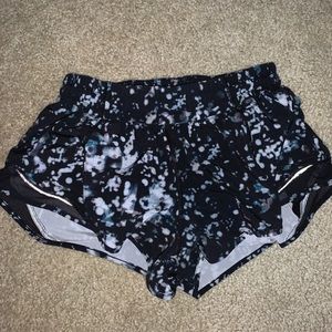Lululemon 2.5 hotty hot shorts
